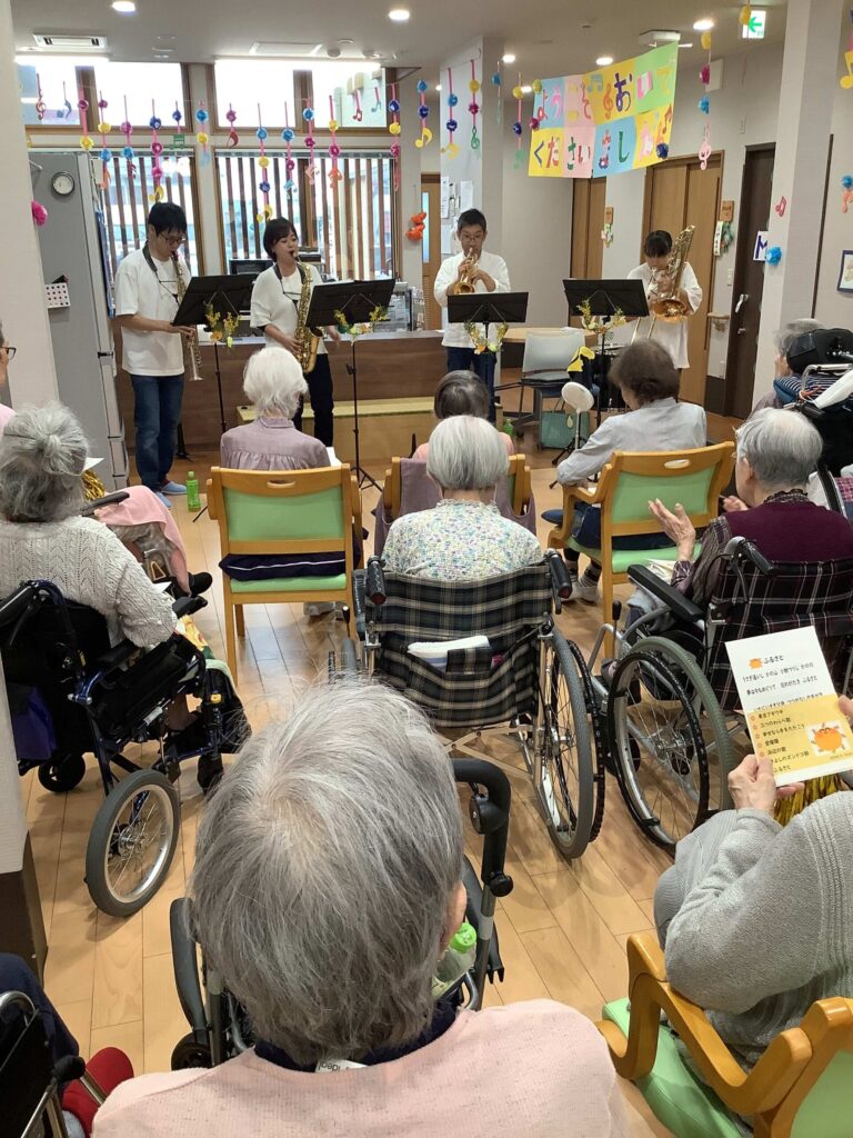 敬老会の演奏の様子