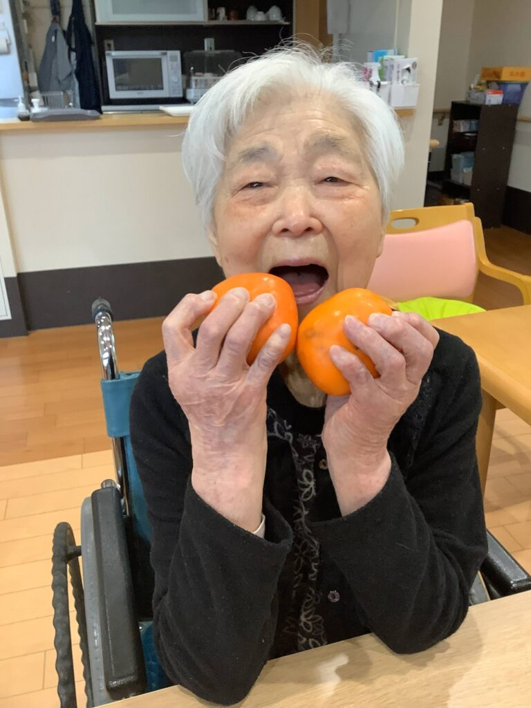 柿を持った入居者様