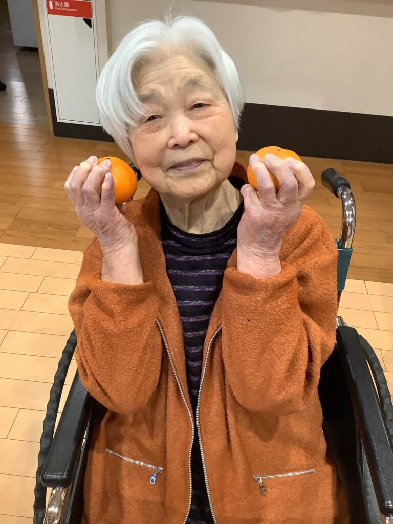 みかんを持った利用者の様子