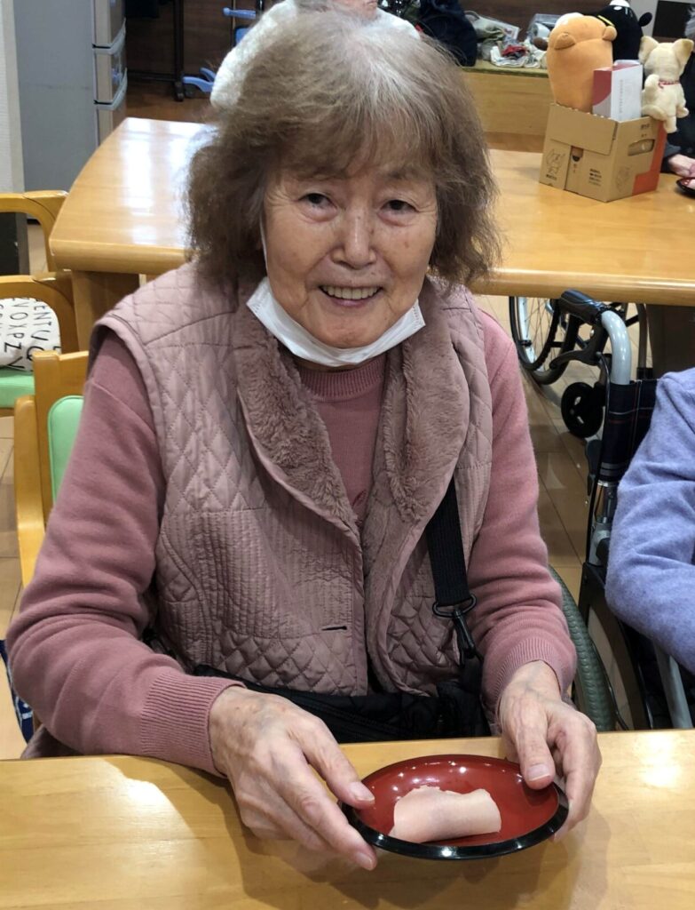 桜餅を前に笑顔の様子